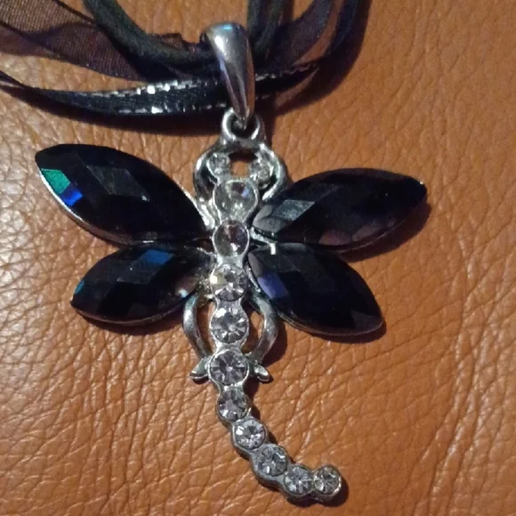 -- Chic Black Dragonfly Pendant Necklace - Picture 3 of 5